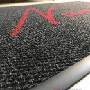 Siyah zeminli bordo logolu paspas P6319