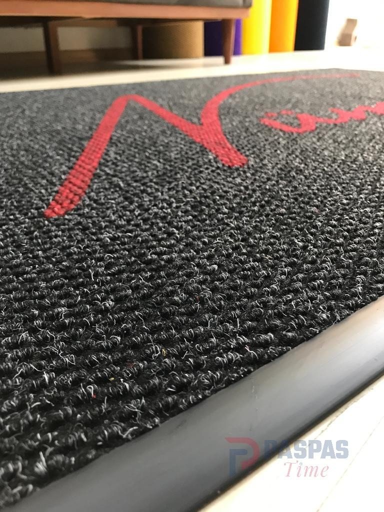 Siyah zeminli bordo logolu paspas P6319