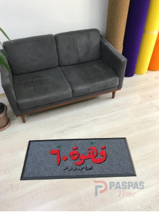 Gri zeminli kırmızı siyah logolu paspas P6305
