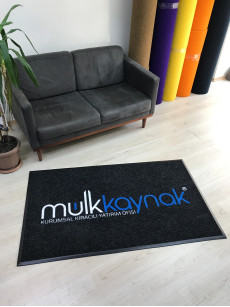 Siyah zeminli açık mavi beyaz logolu paspas P6310