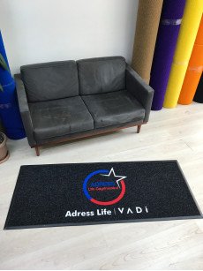 Siyah zeminli mavi kırmızı beyaz logolu paspas P6314