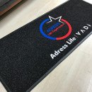 Siyah zeminli mavi kırmızı beyaz logolu paspas P6314