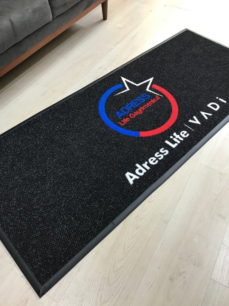 Siyah zeminli mavi kırmızı beyaz logolu paspas P6314