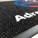 Siyah zeminli mavi kırmızı beyaz logolu paspas P6314