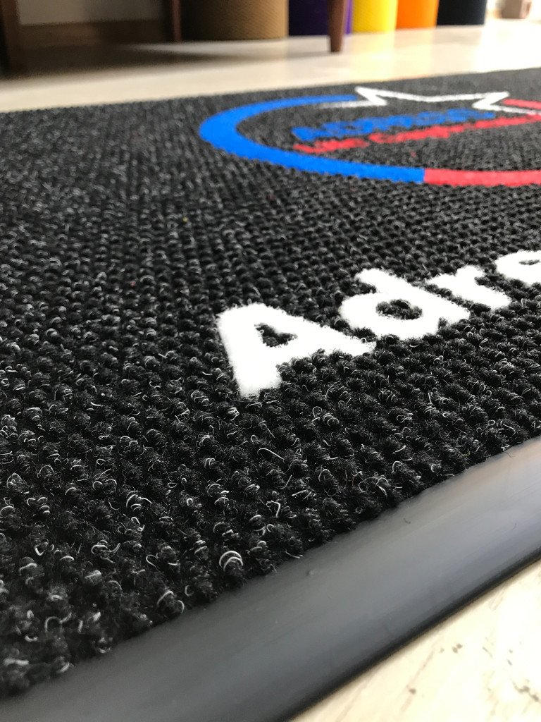 Siyah zeminli mavi kırmızı beyaz logolu paspas P6314