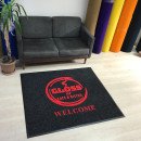 Siyah zeminli kırmızı logolu paspas P6346