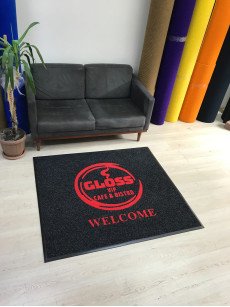 Siyah zeminli kırmızı logolu paspas P6346