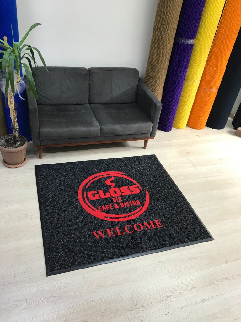 Siyah zeminli kırmızı logolu paspas P6346