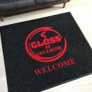 Siyah zeminli kırmızı logolu paspas P6346