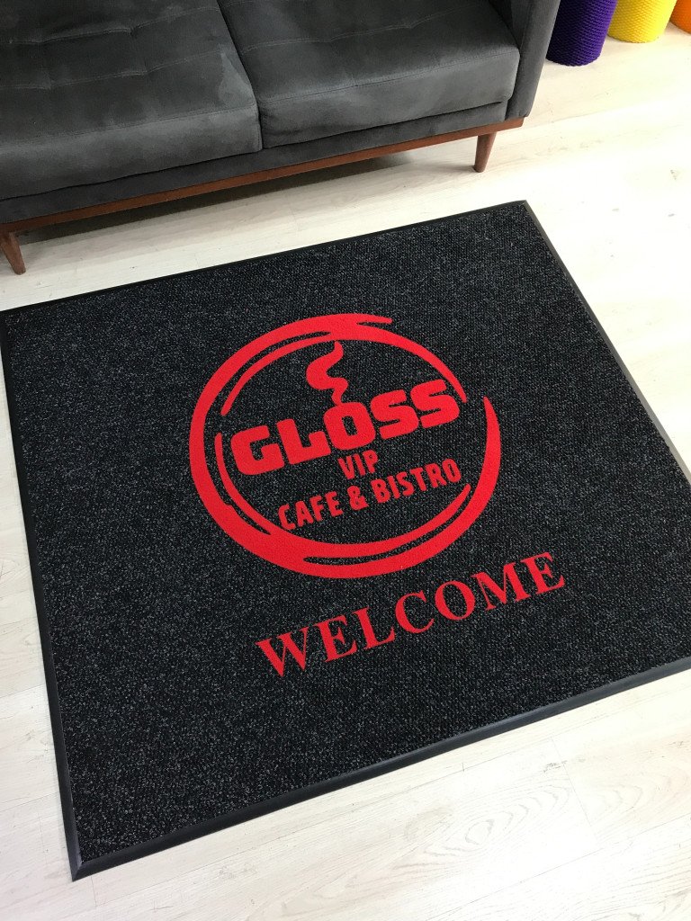 Siyah zeminli kırmızı logolu paspas P6346