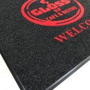 Siyah zeminli kırmızı logolu paspas P6346