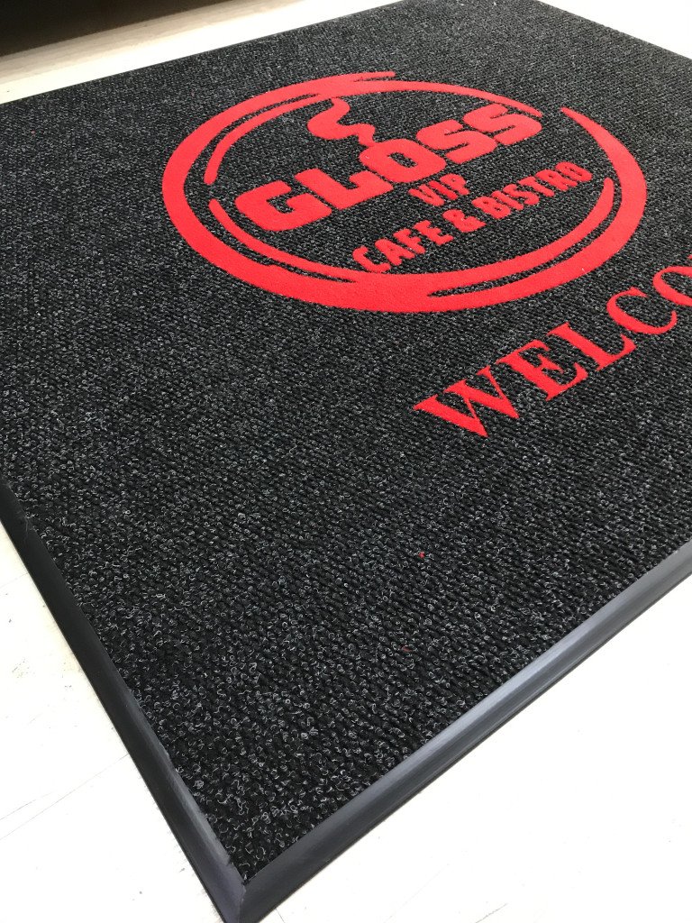 Siyah zeminli kırmızı logolu paspas P6346