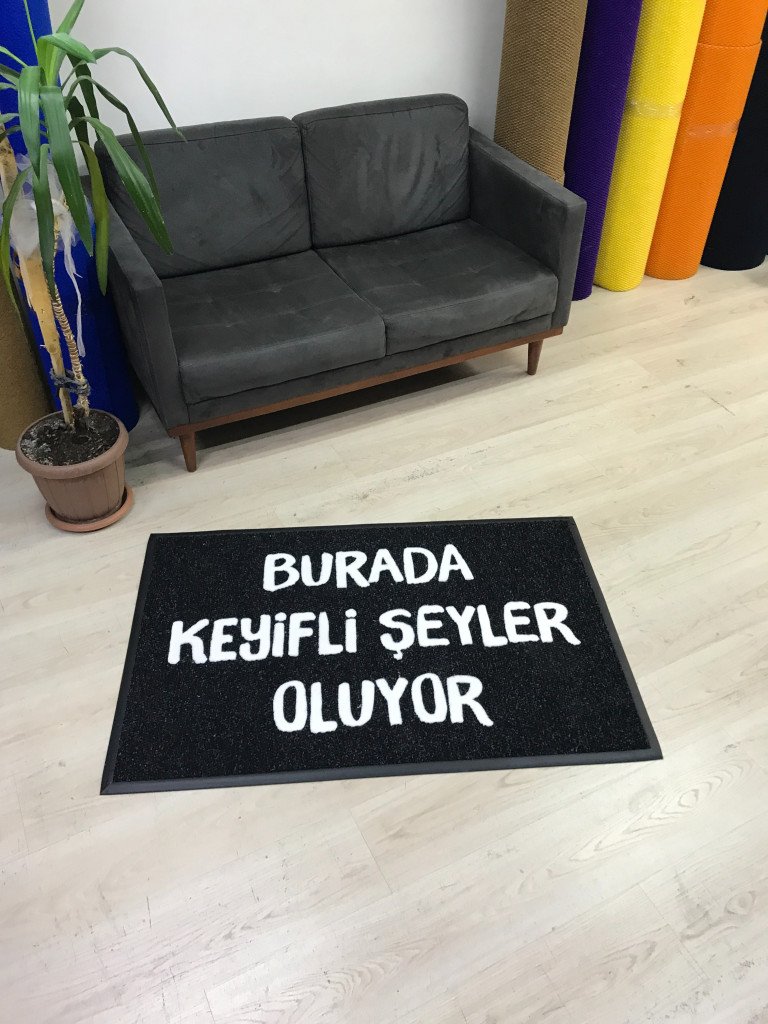 Siyah zeminli beyaz logolu paspas P6369