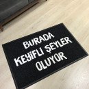 Siyah zeminli beyaz logolu paspas P6369