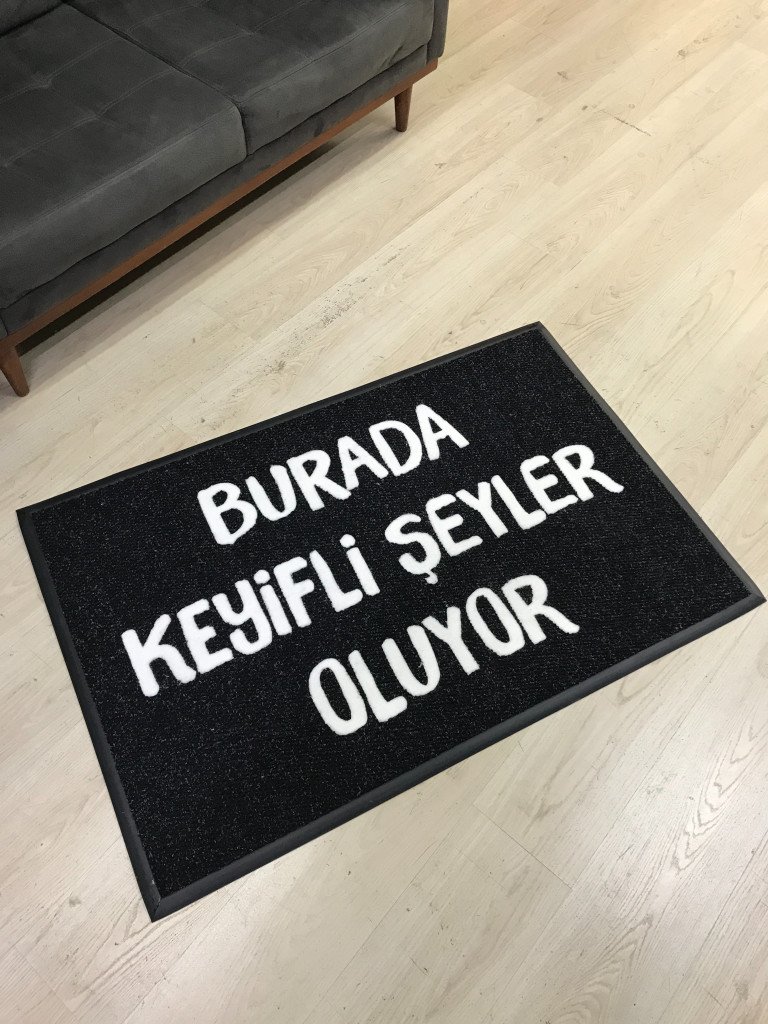 Siyah zeminli beyaz logolu paspas P6369