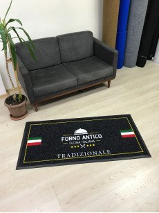 Siyah zeminli sarı çerçeveli logolu paspas P7197