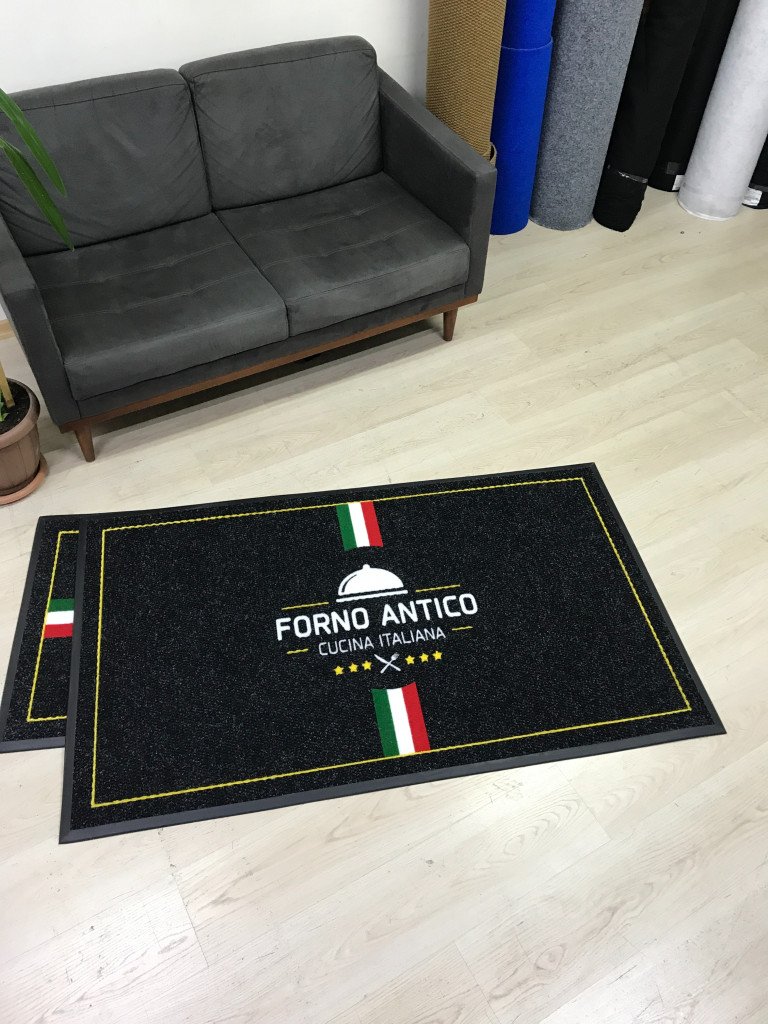 Siyah zeminli sarı çerçeveli logolu paspas P7197