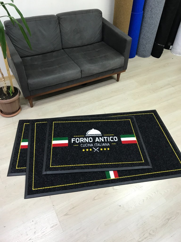 Siyah zeminli sarı çerçeveli logolu paspas P7197