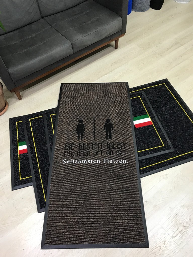 Siyah zeminli sarı çerçeveli logolu paspas P7197