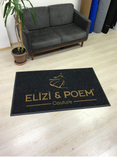 Siyah zeminli bej logolu paspas P7202
