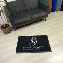 Siyah zeminli beyaz logolu paspas P7305