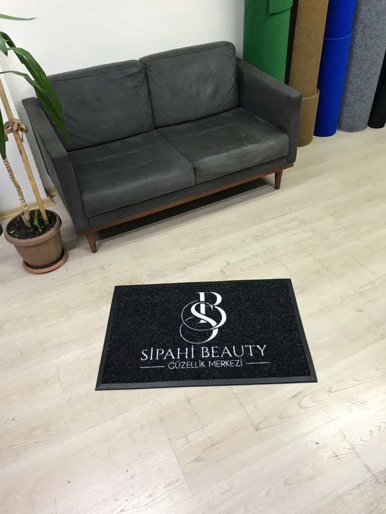 Siyah zeminli beyaz logolu paspas P7305