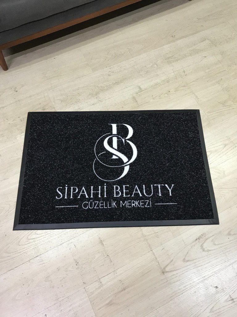 Siyah zeminli beyaz logolu paspas P7305