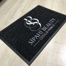 Siyah zeminli beyaz logolu paspas P7305