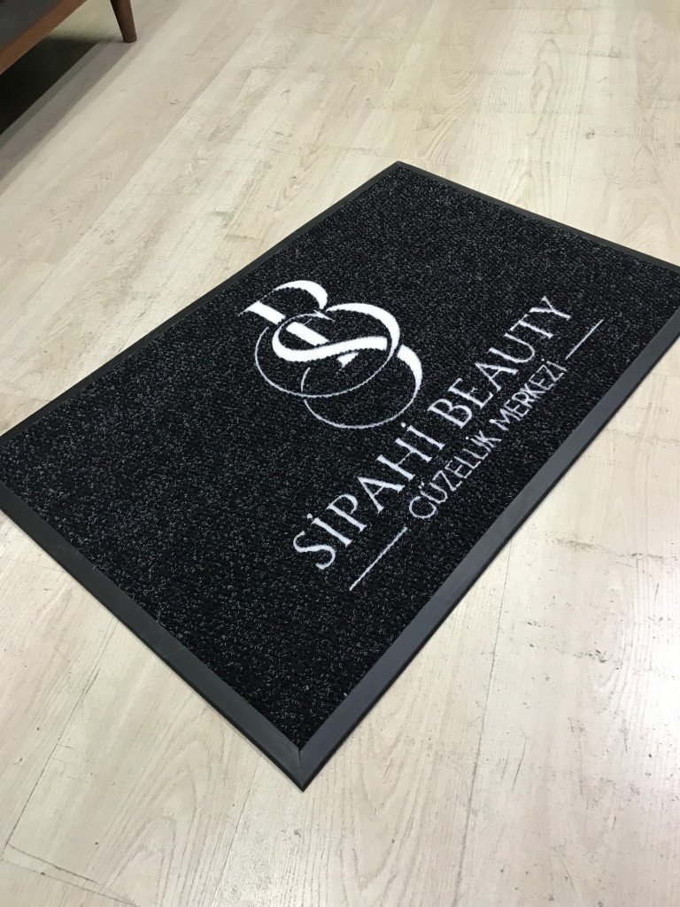 Siyah zeminli beyaz logolu paspas P7305