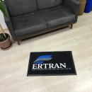 Siyah zeminli beyaz mavi gri logolu paspas P7308