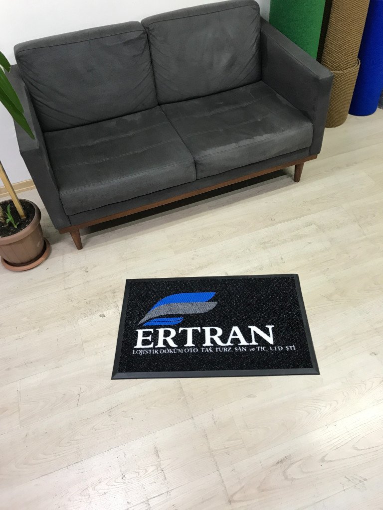 Siyah zeminli beyaz mavi gri logolu paspas P7308