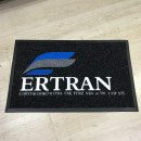 Siyah zeminli beyaz mavi gri logolu paspas P7308