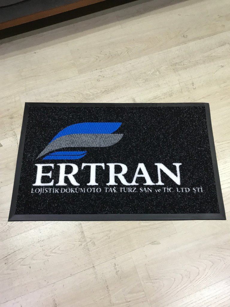 Siyah zeminli beyaz mavi gri logolu paspas P7308