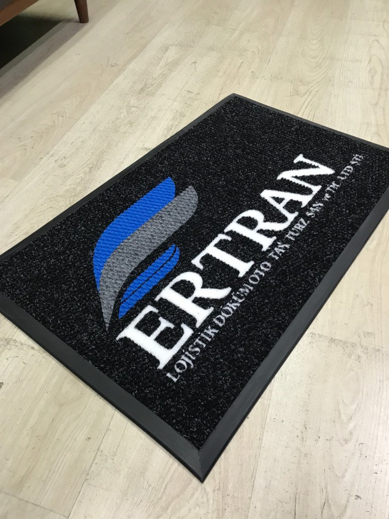 Siyah zeminli beyaz mavi gri logolu paspas P7308