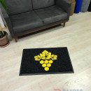 Siyah zeminli sarı logolu paspas P7311