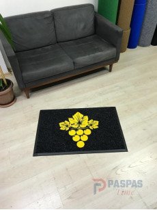 Siyah zeminli sarı logolu paspas P7311