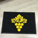 Siyah zeminli sarı logolu paspas P7311