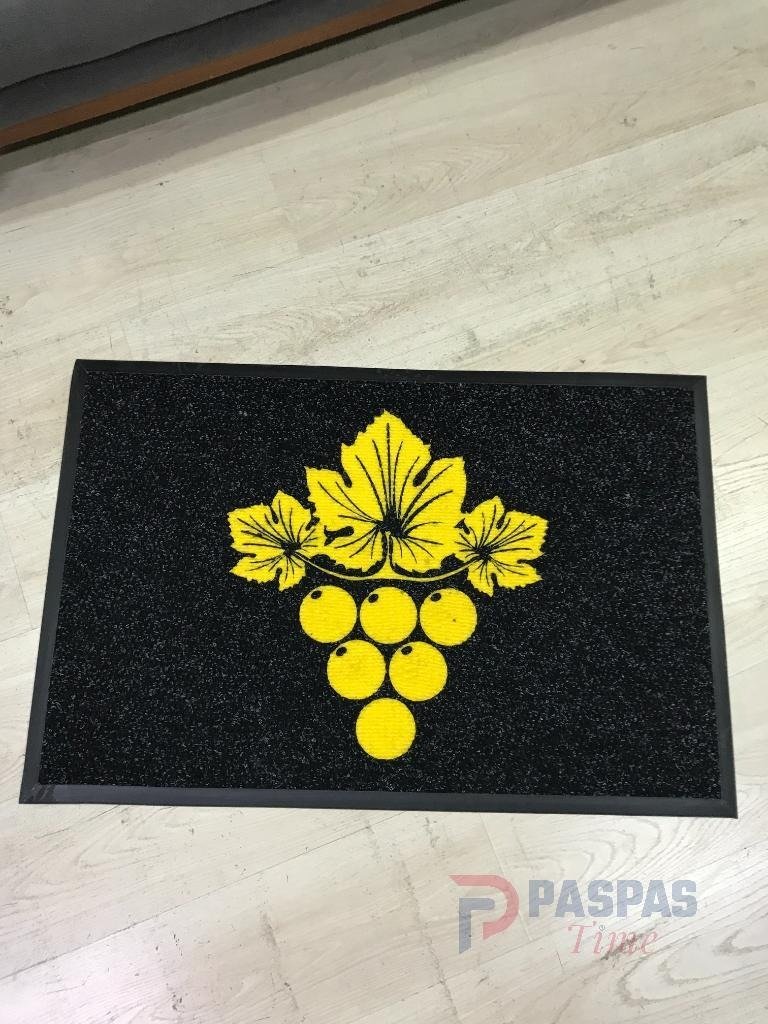 Siyah zeminli sarı logolu paspas P7311