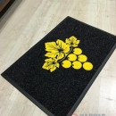 Siyah zeminli sarı logolu paspas P7311