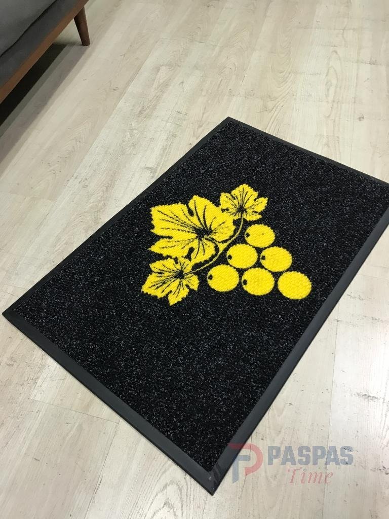 Siyah zeminli sarı logolu paspas P7311