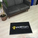 siyah zeminli sarı beyaz logolu paspas P7321