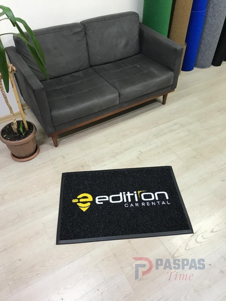 siyah zeminli sarı beyaz logolu paspas P7321