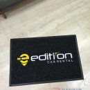 siyah zeminli sarı beyaz logolu paspas P7321