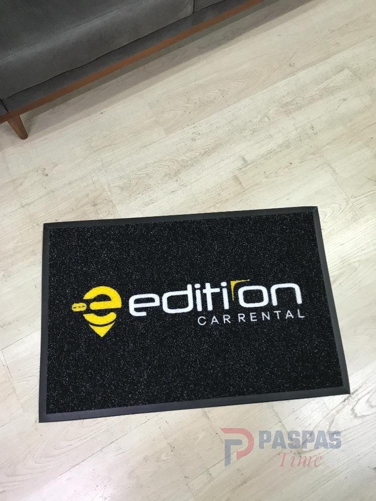 siyah zeminli sarı beyaz logolu paspas P7321