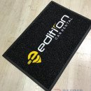 siyah zeminli sarı beyaz logolu paspas P7321