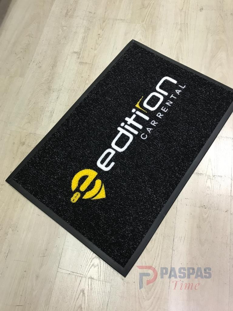 siyah zeminli sarı beyaz logolu paspas P7321