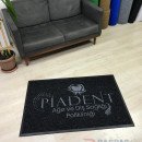 siyah zeminli gri logolu paspas P7325