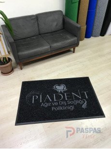 siyah zeminli gri logolu paspas P7325