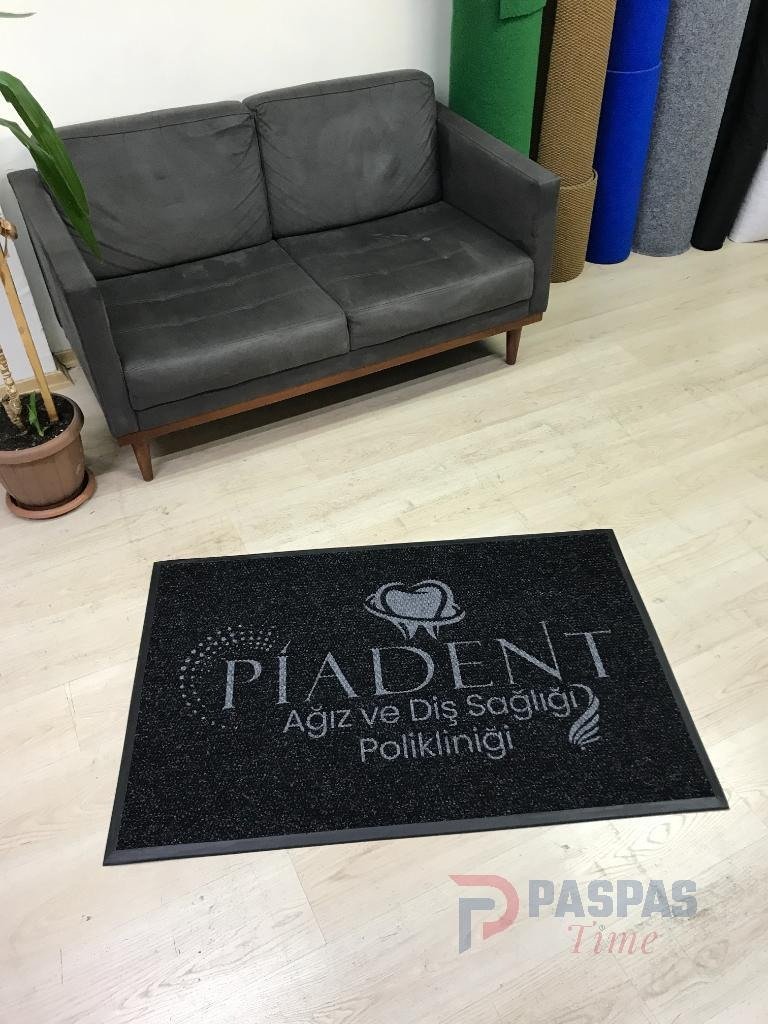 siyah zeminli gri logolu paspas P7325