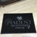 siyah zeminli gri logolu paspas P7325